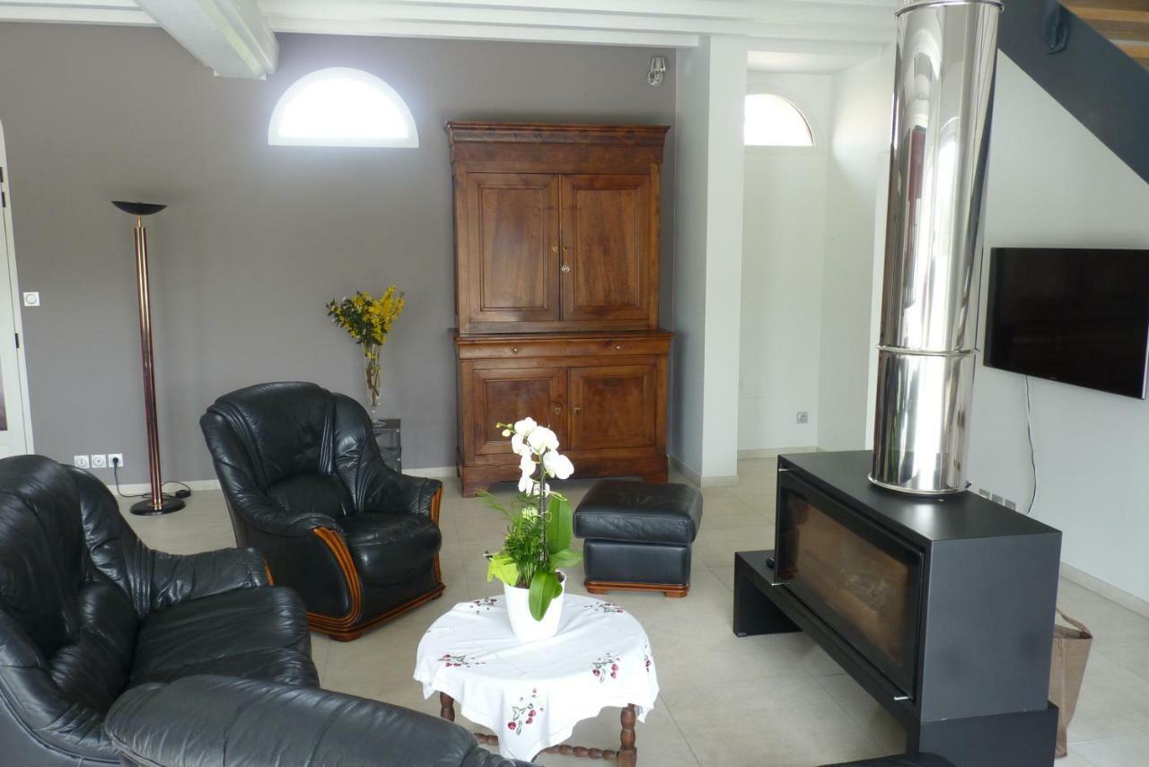 Jolie Maison de Campagne en pierre de tuffeau Longué Extérieur photo