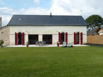 Jolie Maison de Campagne en pierre de tuffeau Longué Extérieur photo